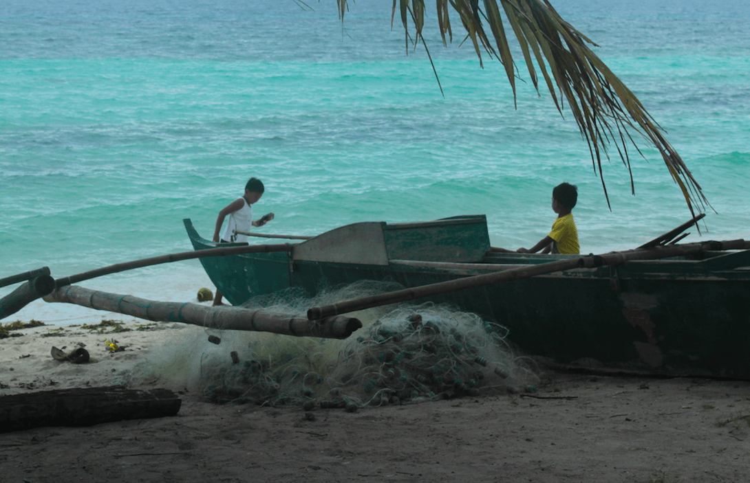 Enfants philipins au bord de l'eau