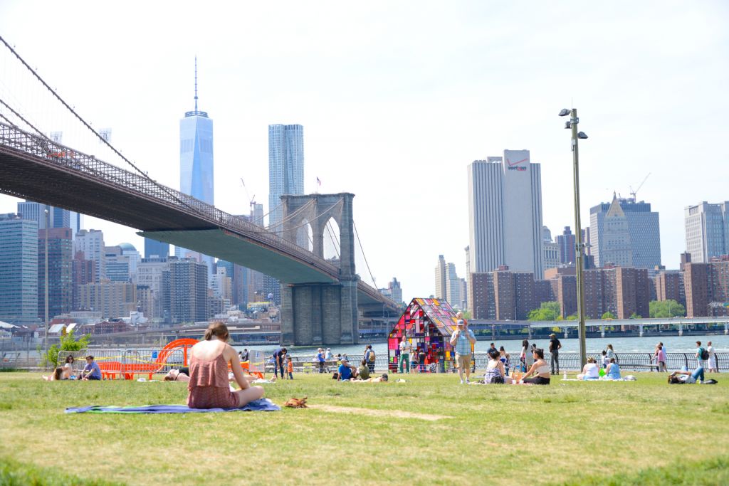 Vue de New york de jour depuis le park Brooklyn bridge 