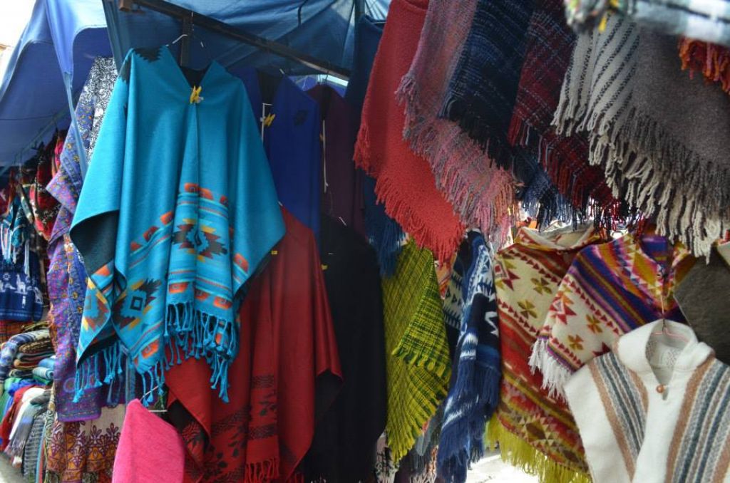 Les ponchos équatoriens sur les marchés de Otavalo 
