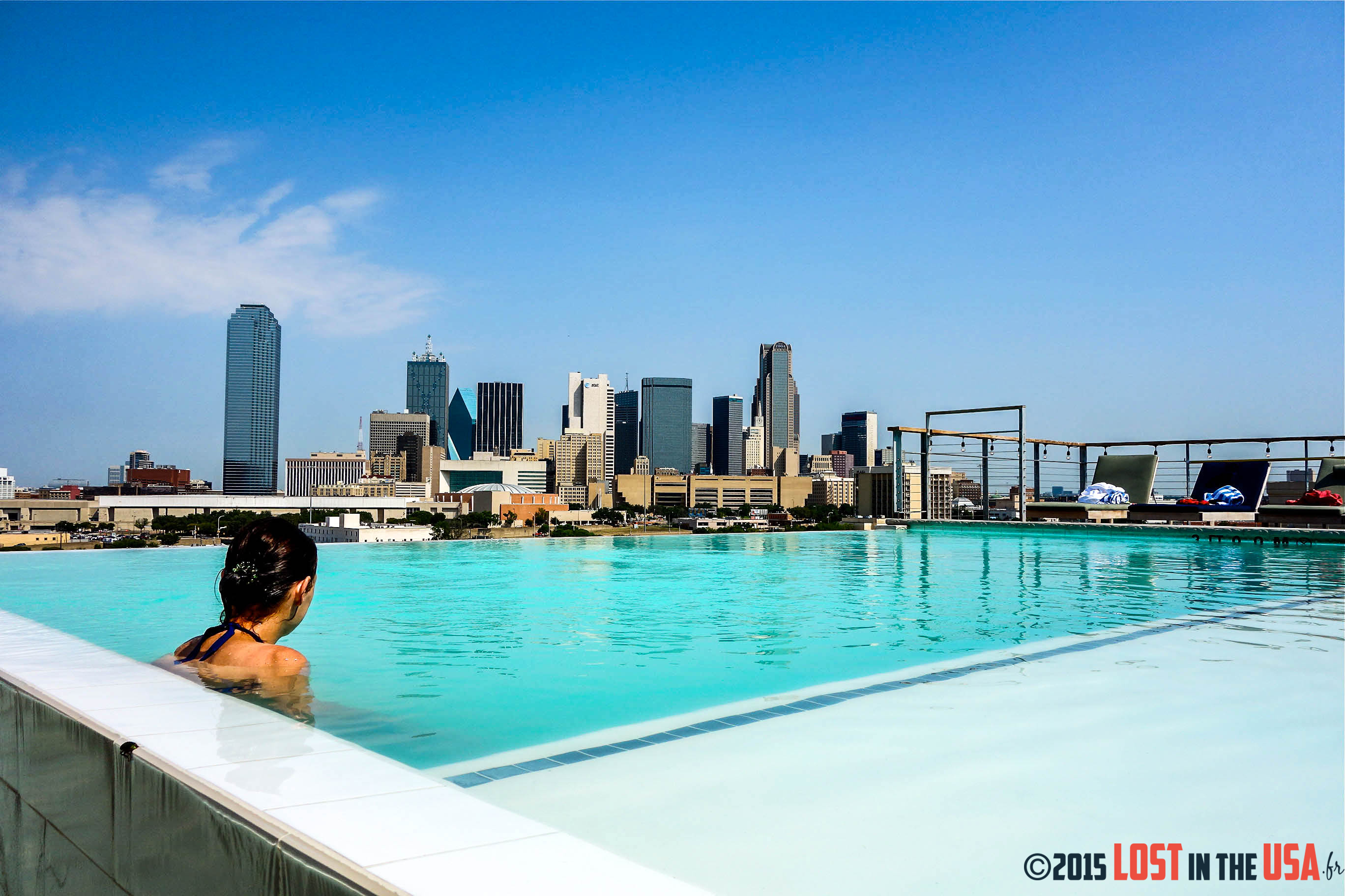 Piscine avec vue sur la skyline de Dallas