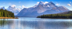 Maligne Lake en Alberta une des merveilles à découvrir lors de votre PVT Canada