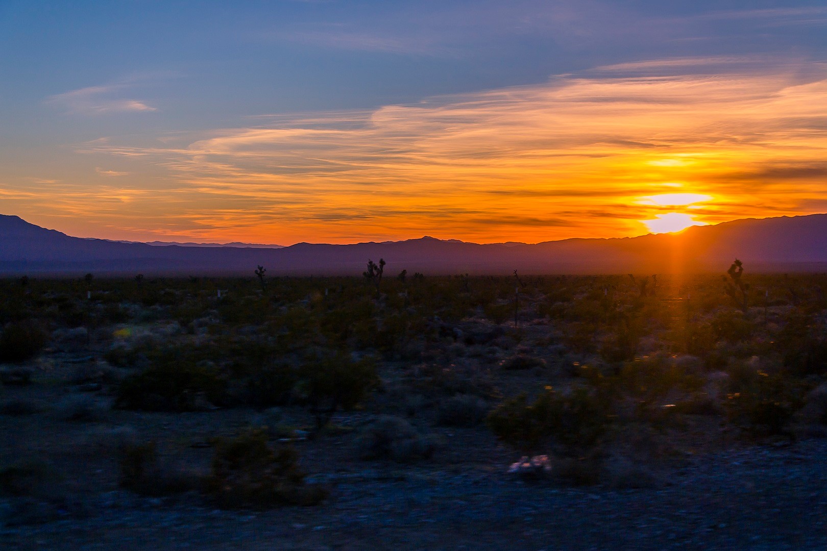Coucher de soleil sur les routes du Nevada un moment magique du road trip 