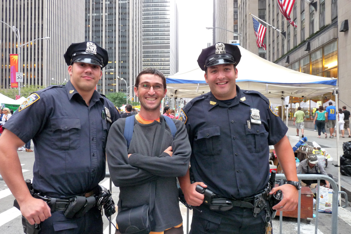 Charly à New York avec des policiers