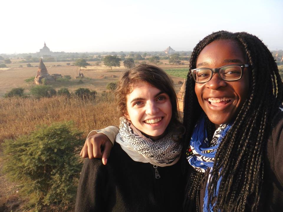 Amandine et Alice devant les temples de Bagan