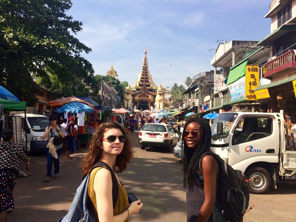 Alice et Amandine à Yangon en Birmanie 