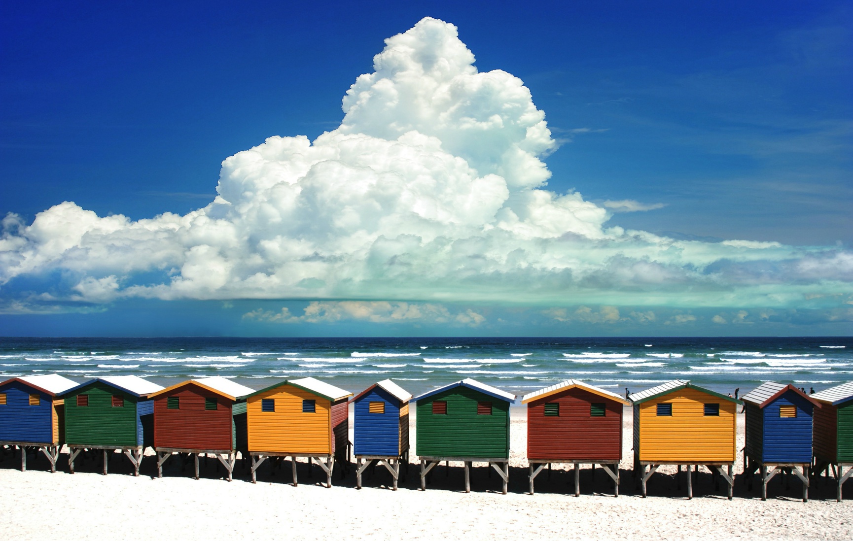 Petites maisons sur la plage de Muizenberg a Cape Town