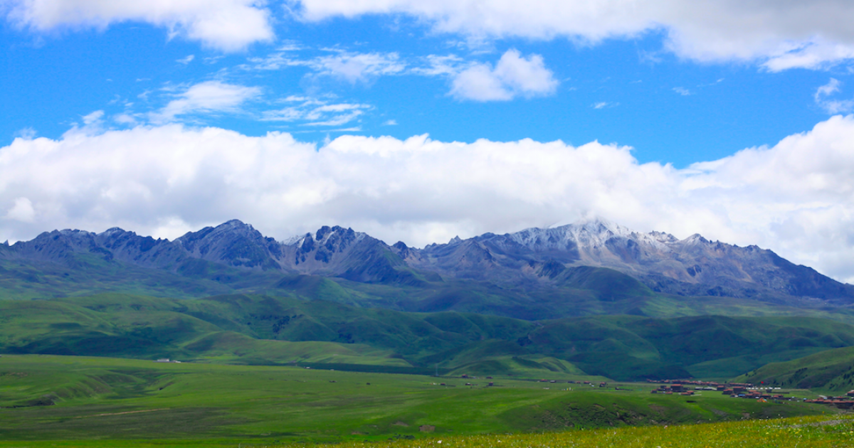 Derriere les chaines de montagnes se devoile la Province Autonome du Tibet