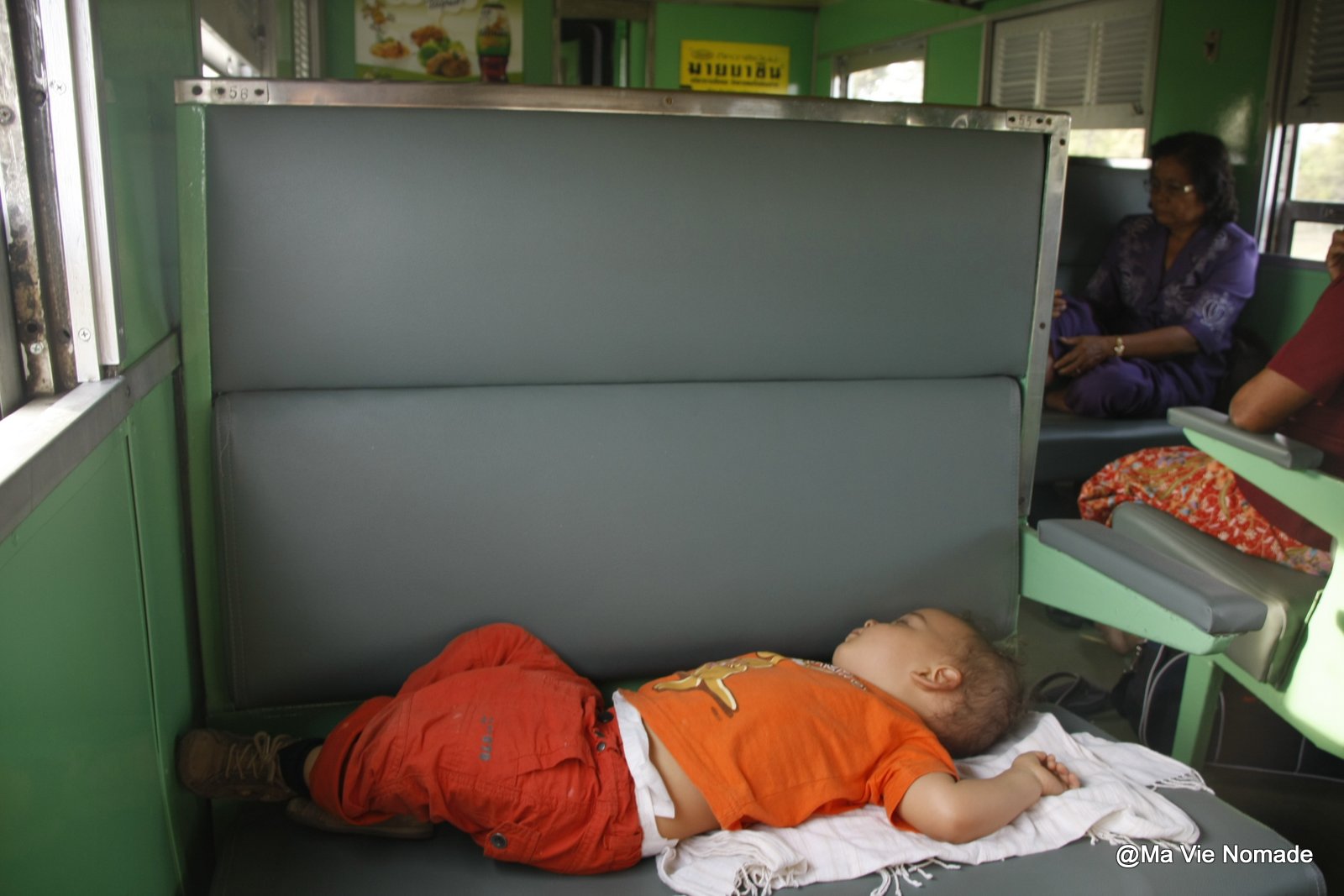 Sieste bien mérité dans un train au Cambodge 