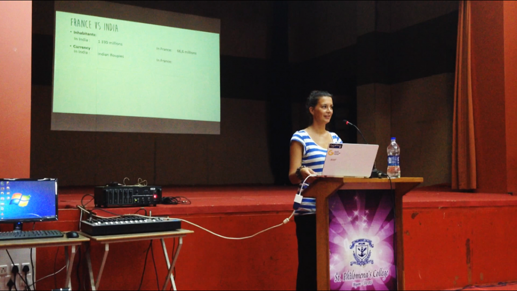 Nomad Bird en pleine presentation dans une universite indienne