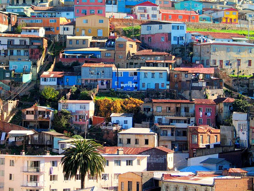 les maisons multicolores de la ville de valparaiso au chili