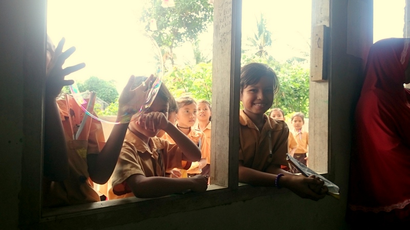 Les enfants rieurs de Lombok en Indonésie