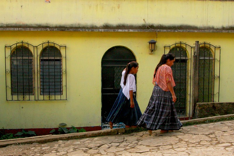 filles en tenue traditionnelle au guatemala