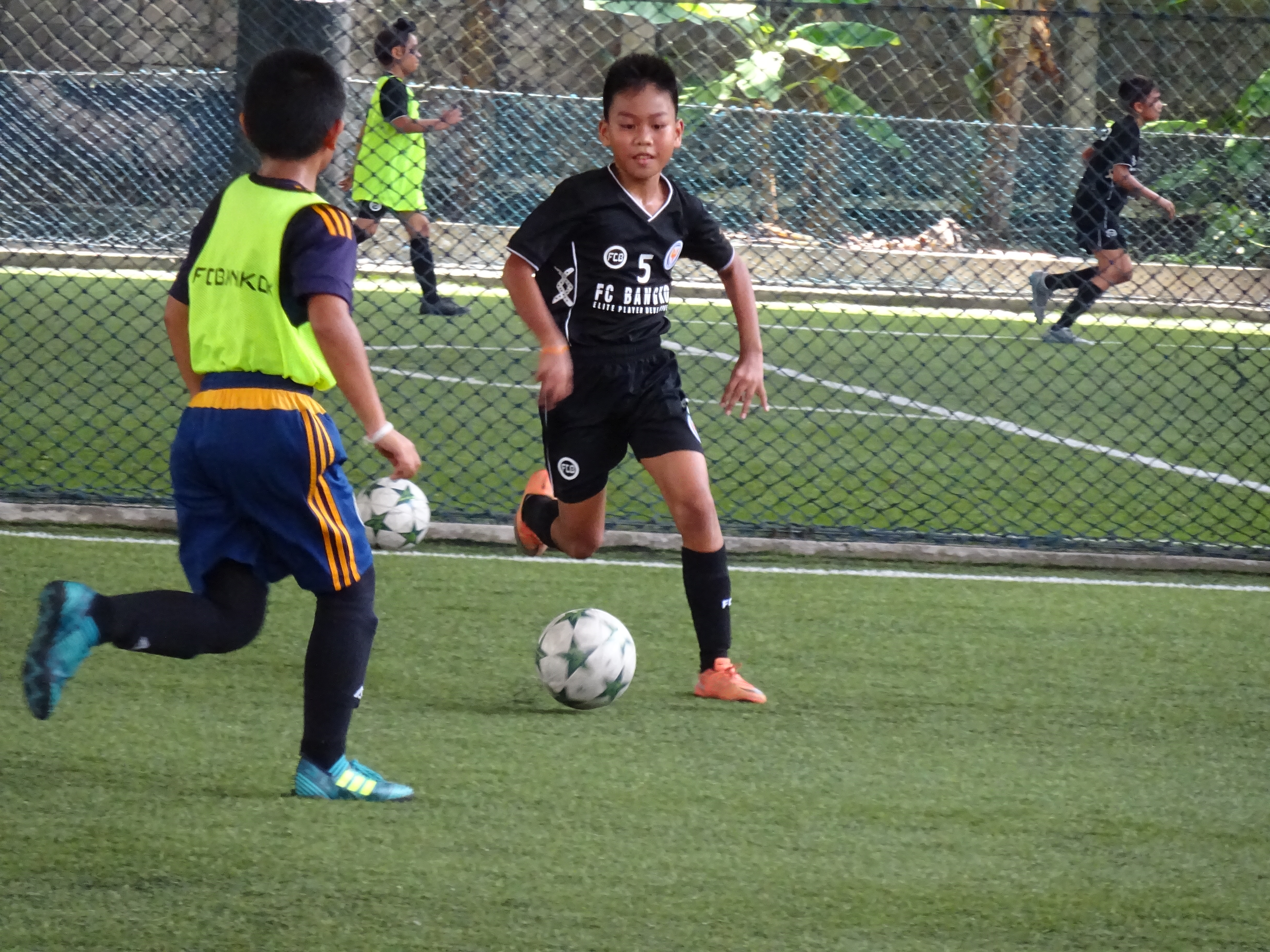 des jeunes jouent au foot en Asie