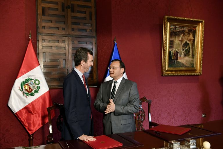 La France et le Pérou signent un accord de PVT