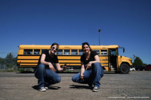 Rencontre avec Mumu et Clem, des nomades digitales qui voyagent dans un bus scolaire