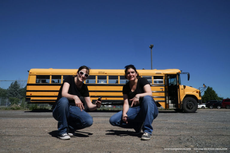 Rencontre avec Mumu et Clem, des nomades digitales qui voyagent dans un bus scolaire