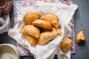 Les meilleures recettes de cuisine du monde préparées par les influenceurs voyage