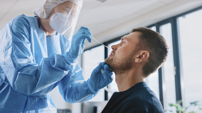 Les tests PCR contre le Covid effectués à l’étranger peuvent-ils être remboursés ?