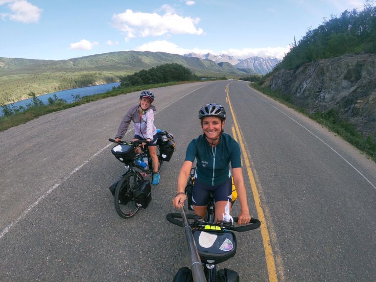 Traverser le continent américain à vélo du nord au sud pour distribuer des brosses à dent et des sourires