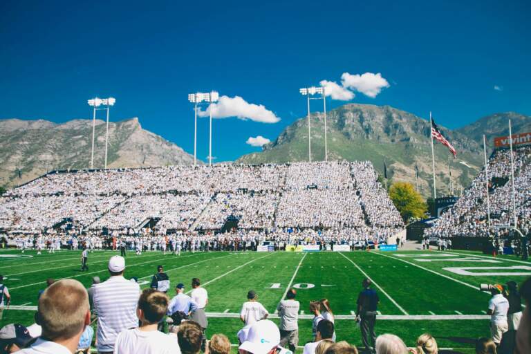 Voir un match de football américain universitaire, spectaculaire immersion aux USA